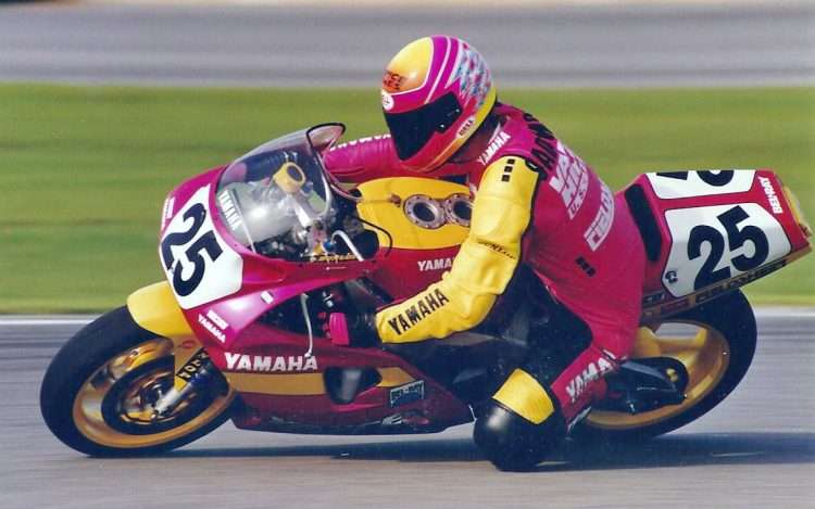The brand-new factory Yamaha 750RR OW 01 of David Sadowski in Turn 1 at Daytona in 1990 – yes, this paint scheme was considered lurid. CREDIT Colin Fraser
