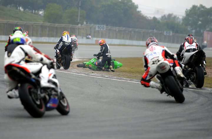 Dan_crash_in_rain_2011_zhuhai